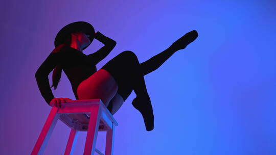 芭蕾舞演员坐在高脚椅上视频素材模板下载