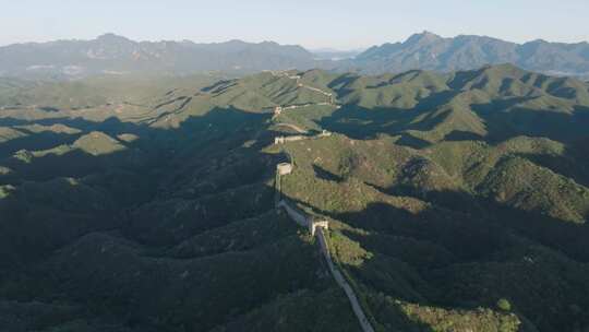 航拍金山岭长城日出光影