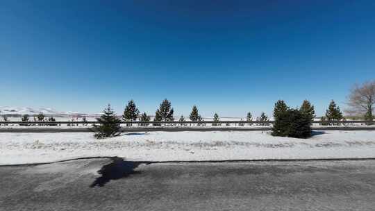 开车行驶在雪后公路 车窗外雪景