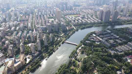 城市河流两岸林立的高楼鸟瞰全景