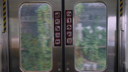 行驶的列车窗外风景视频素材模板下载