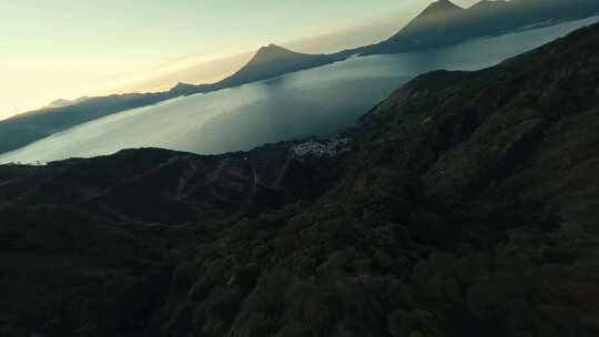 4k风景fpv从山顶航拍危地马拉阿蒂特兰湖