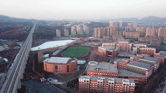 含铁路线的城市建筑群鸟瞰全景