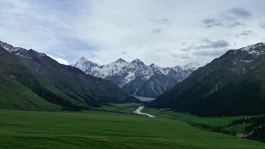 夏塔景区木札特峰昭苏伊犁雪山林场