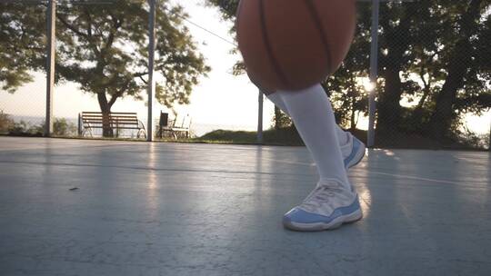 篮球运动员在篮球场打篮球脚步特写