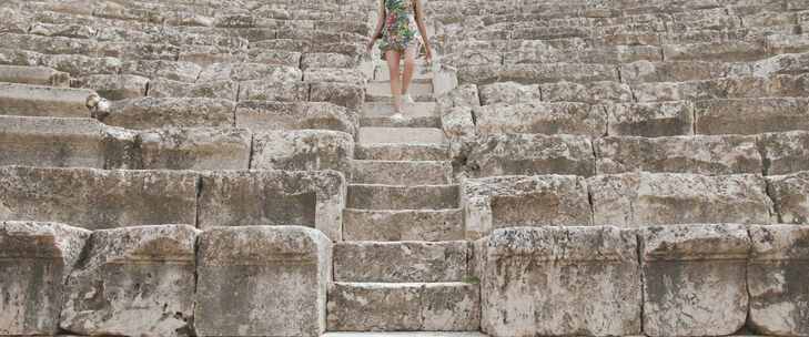 一个女人走下古罗马斗兽场的楼梯