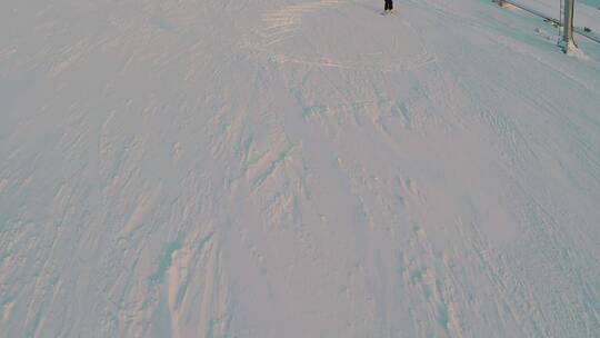 滑雪爱好者在户外滑雪场滑雪