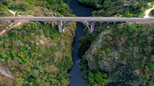 空中鸟瞰横跨乌拉河的冈甸桥。多莉后仰，倾斜以展示新的Ull