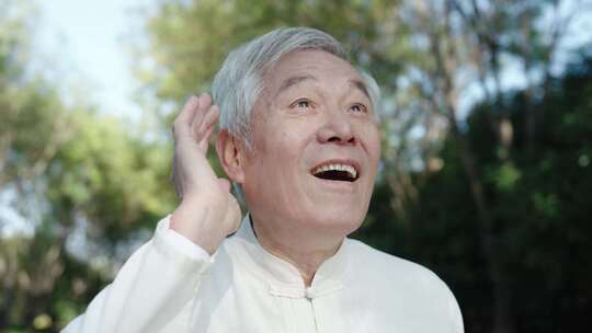 老年人晚年生活幸福耳朵听的清开心耳不聋