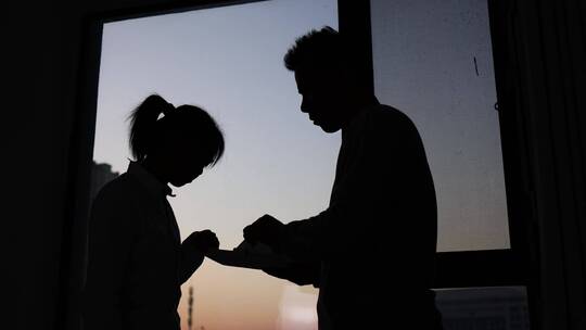 4K 在窗户前密谋指使的人剪影