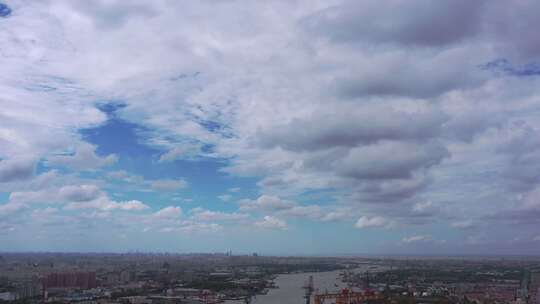 多云天空下上海大全景