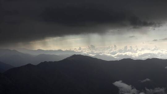 暴风雨前夕乌云密布的天空