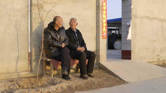 午后两位农村老人在闲聊