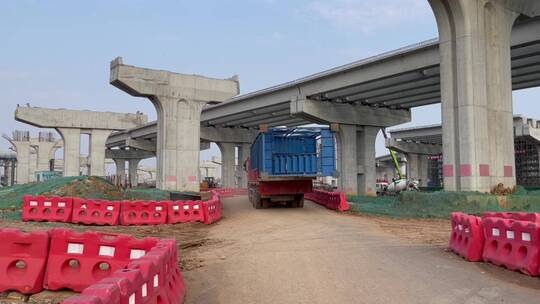 塔吊起重机高速公路桥梁施工运输车