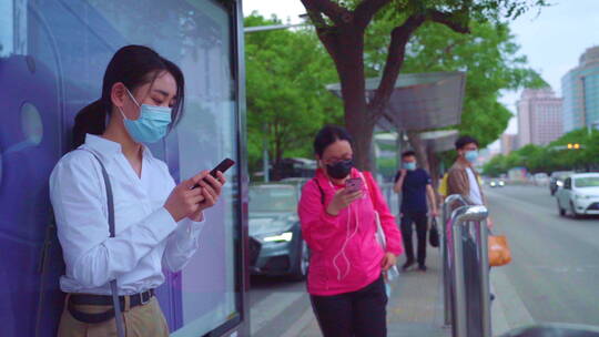 站在公交车站的年轻女孩视频素材模板下载