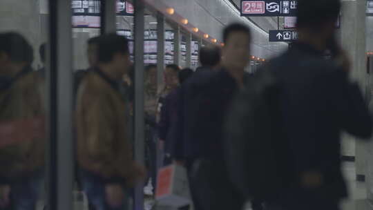 武汉地铁站乘客上下车