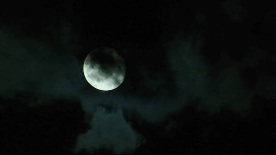 月亮前的乌云