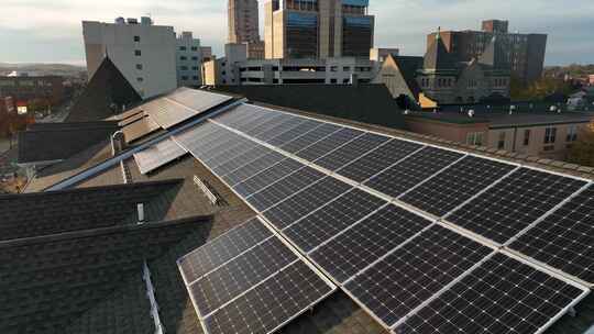 美国城市的可再生能源。屋顶太阳能电池板阵列收集光线。清洁绿色电力