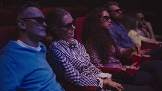 电影院观众用3D眼镜看电影