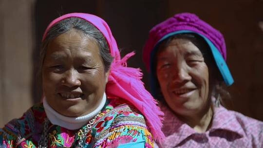 彝族妇女视频云南农村微笑的彝族妇女视频素材模板下载