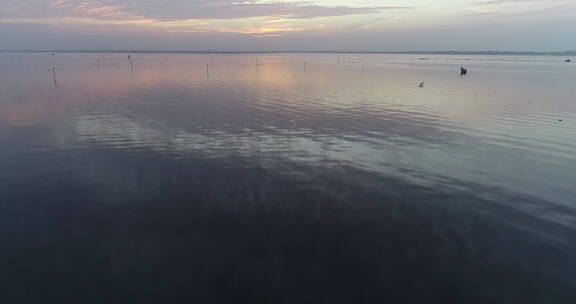 苏州阳澄湖航拍清晨水面渔船泛舟大远景