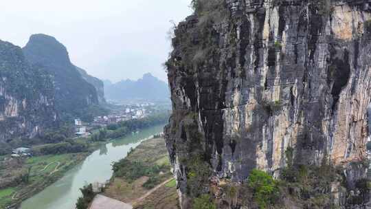 航拍攀登桂林阳朔矮山的攀岩者