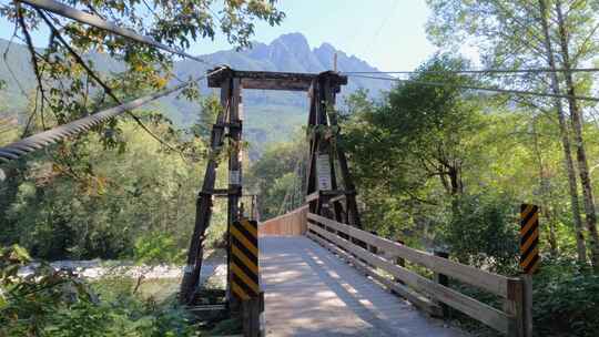 华盛顿州巴林市一座木制吊桥的入口。