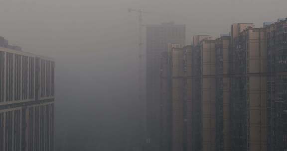 夏天大暴雨城市楼房楼宇之间