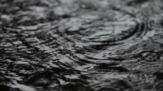 下雨天水面落下的雨滴溅起水花