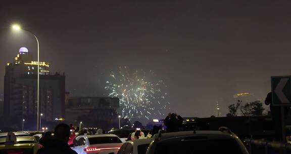 除夕夜。重庆在两江之中放烟庆祝新年