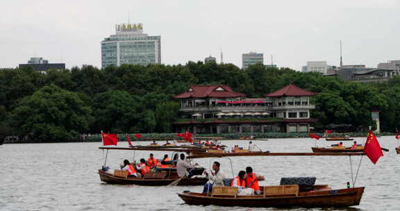 国庆节杭州西湖上的游船