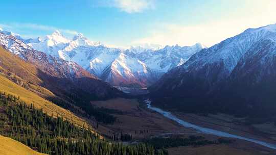 航拍新疆夏塔雪山牧场风景