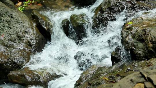 小溪岩石流水