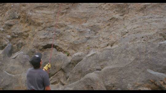 男人攀爬峭壁视频素材模板下载