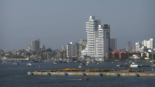 沿海城市摩天大楼天际线景观