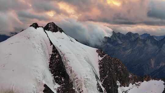 航拍川西贡嘎山卫峰乌库楚雪山风光