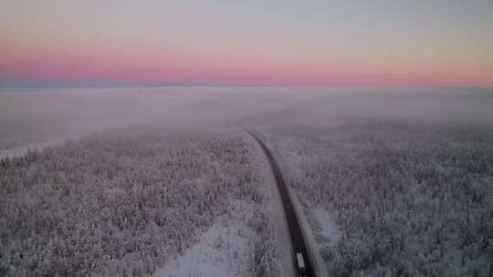 冬季雪林间的公路冬季公路