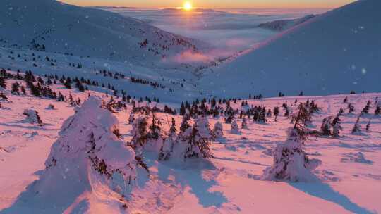 日出下的雪山延时摄影冬天冬季冬景雪景