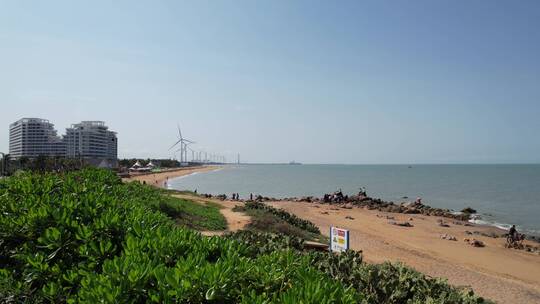 海边绿植上升沙滩游客大海海景房