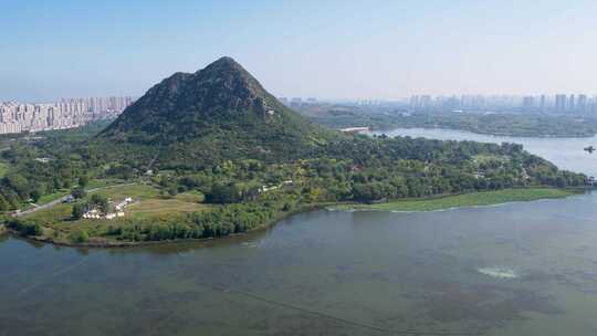 山东济南华山风景区湖面山峰风景