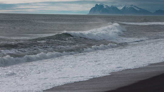 海浪拍打着黑色沙滩