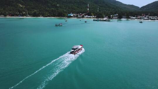 海岸有摩托艇和从空中可以看到的码头视频素材模板下载