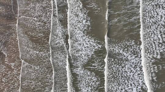 航拍俯瞰威海金海湾海水浴场的沙滩海浪视频素材模板下载