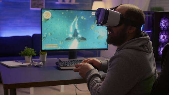 男子带着VR眼镜玩游戏