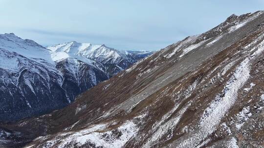 航拍四川阿坝岷山山脉雪山群峰风光