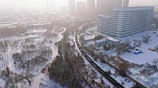 中国黑龙江哈尔滨行驶在雪地上的火车航拍