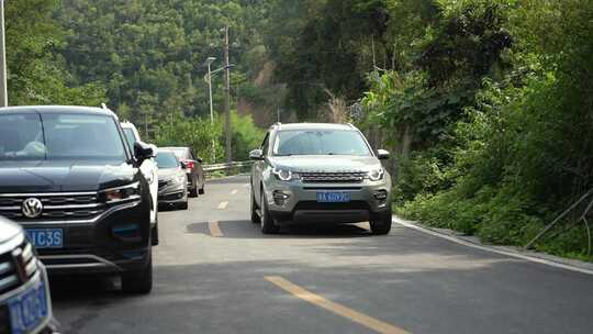 路虎汽车行驶在乡村道路上驶过