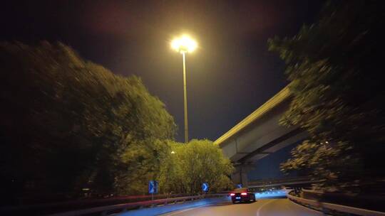 夜间驾驶在北京街道环路上