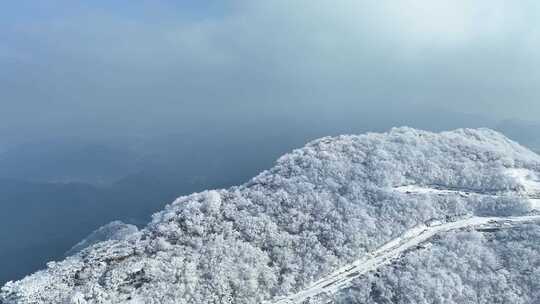 云上草原滑雪场雪景