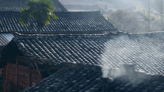 清晨村庄房子的屋顶